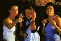 Charmed - Zauberhafte Hexen – V.li.n.re.: Piper (Holly Marie Combs), Phoebe (Alyssa Milano) und Prue (Shannen Doherty) müssen hilflos zusehen, wie ihnen das "Buch der Schatten" gestohlen wird.