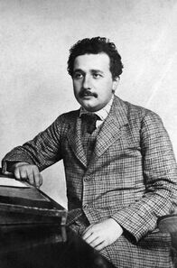 Einstein und Hawking – Albert Einstein im Jahr 1905 im Alter von 26 Jahren. Zu dieser Zeit arbeitete er noch im Patentbüro in Bern, doch im selben Jahr schrieb er die vier Arbeiten, die das Verständnis des Universums für immer veränderten.