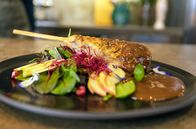 Zu Tisch mit Lucie - Kitchen Hacks – Pilze als Fleischersatz: Mit Austernpilzen und Reispapier hat Lucie eine vegane Gänsekeule zubereitet.