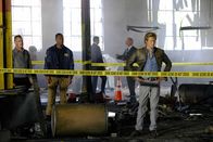 MacGyver – Nach der Explosion in einer leeren Fabrikhalle ist sich MacGyvers (Lucas Till, r.) sicher: Sein Gegenspieler und Bombenbastler "The Ghost" spielt mit ihm Katz und Maus.