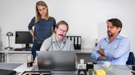 Steirerangst – „Spusi“-Kollege Kofler (Christoph Kohlbacher, Mitte) hat Neuigkeiten für Sascha Bergmann (Hary Prinz, re.) und Anni Sulmtaler (Anna Unterberger, li.).