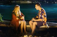 50 erste Dates – Obwohl auch Lucy (Drew Barrymore, l.) auf Henrys (Adam Sandler, r.) Charme anspringt, steht ihrer Romanze eine Kleinigkeit im Wege ...
