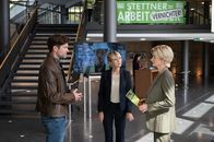 SOKO Stuttgart – Die junge Geschäftsführerin eines Stuttgarter Traditionsunternehmens in der Automobilbranche wird vorsätzlich überfahren und stirbt. Sie hatte gemeinsam mit ihrer Stiefmutter Anette Stettner (Esther Esche, M.) die Geschäftsleitung inne. Diese muss sich nun den unangenehmen Fragen von Martina Seiffert (Astrid M. Fünderich, r.) und Jo Stoll (Peter Ketnath, l.) stellen. Wie sich herausstellt, war das Verhältnis der zwei Frauen äußerst angespannt. Gab es interne Machtkämpfe?