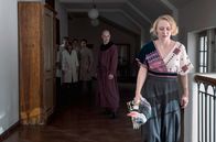Die Neue Zeit – Dörte (Anna Maria Mühe) gerät im Vorkurs mit Meister Itten (Sven Schelker) aneinander.