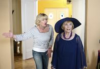 Bleib bei mir – Rosa (Saskia Vester, li.) führt ihre beste Freundin Anastasia (Eva Pflug) heimlich ins Haus ihres großen Schlagermusik-Idols.