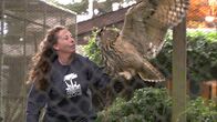 Tierische Freaks – Jesse Bushell holding Athena.