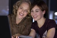 Tatort – WDR Fernsehen TATORT: WAHRE LIEBE Uhr. Kriminalpsychologin Lydia Rosenberg (Juliane Köhler, l.) ist dem Heiratsschwindler auf der Spur. Mit der Kriminalassistentin Gabi (Kathie Angerer, r.) legt sie dem Mordverdächtigen einen Köder auf der Dating-Plattform.
