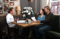 Rote Rosen – Carla (Maria Fuchs, l.) rät Ben (Hakim Michael Meziani, r.) und Tina (Katja Frenzel, M.), vor den Flitterwochen einen Camping-Testlauf zu machen.
