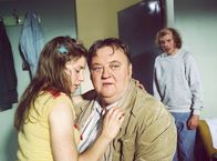 Bloch – Bloch (Dieter Pfaff) ist überrascht, als Laura (Julia Jentsch,li.) von einem Kind plötzlich zu einer kindlichen Verführerin wird. Ganz offensichtlich greift sie auf ein erlerntes Verfahren zurück. (Im Hintergrund Komparse)