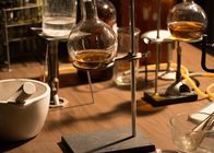 Deep Time History – Etwa in der Mitte des 20. Jahrhunderts entschlüsseln Chemiker Zusammenhänge von Substanzen und treiben so die Industrialisierung entscheidend voran.