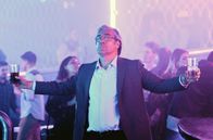 Der perfekte Chef – Julio Blanco (Javier Bardem) behauptet, Getränke allein anhand ihres Gewichts unterscheiden zu können.
