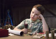 Young Sheldon – Seine Mutter wünscht sich so sehr einen Freund für Sheldon (Iain Armitage), dass sie nicht daran denkt, dass möglicherweise nur jemand mit Sheldon befreundet sein möchte, der ebenfalls nicht ihrem Verständnis von "normal" entspricht ...