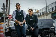 FBI: Special Crime Unit – Omar Adom Zidan (Zeeko Zaki, l.); Maggie Bell (Missy Peregrym, r.)