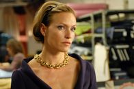 Dicke Liebe – Bellas Chefin Katja (Nina Kronjäger) ist völlig ausgebrannt, gute Mode hat sie schon lange nicht mehr entworfen. Da kommt ihr das unscheinbare, aber überaus kreative Mauerblümchen Bella gerade recht ...