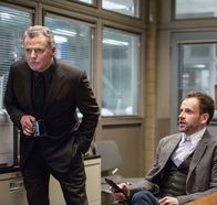 Elementary – Ermitteln in einem neuen Mordfall: Sherlock Holmes (Jonny Lee Miller, r.) und Gregson (Aidan Quinn, l.) ...