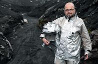 Planet der Vulkane – Geobiologe Dr. Jens Kallmeyer steht im hitzebeständigen Schutzanzug bereit, bevor er sich dem Lavasee annähert.