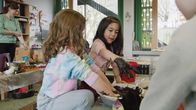 Einstein – Einstein Erziehungstrends: Was sind die Folgen von Überbehütung? Kinder spielen mit Matsch. Copyright: SRF