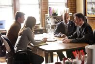 Castle – Richard Castle (Nathan Fillion, l.), Kate Beckett (Stana Katic, 2.v.l.), Roy Montgomery (Ruben Santiago-Hudson, 2.v.r.) und Agent Westfield (Lyle Lovett, r.) arbeiten an einem mysteriösen Fall.