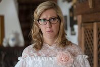 Velvet – Die unglückliche Braut Rita (Cecilia Freire) fürchtet, im abgetragenen Brautkleid ihrer Mutter vor den Altar treten zu müssen.