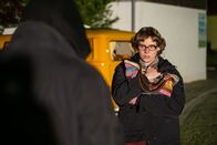 Aktenzeichen XY ... ungelöst – Eine 17-Jährige wartet abends an einer Kreuzung auf ihren Bruder, der sie abholen will. Doch als er ankommt, ist die Schülerin weg. Ein Zeuge sieht Claudia Wilbert nur wenige Augenblicke zuvor mit einem fremden Mann - ist er ihr Mörder?