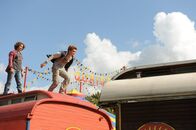 Fünf Freunde 2 – Die Spur führt George (Valeria Eisenbart, l.), Julian (Quirin Oettl, r.) und die anderen zu einem geheimnisumwitterten Wanderzirkus - werden sie den entführten Dick hier finden?