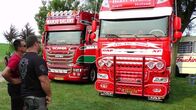 Asphalt-Cowboys – Andreas Schubert (r.) schaut sich den Lkw an