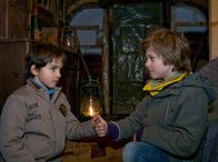 In aller Freundschaft – Sarah Marquardt hat ihrem Sohn Bastian (Johann Lukas Sickert, rechts) den Umgang mit dem Heilmann-Enkel Jonas (Anthony Petrifke) verboten. Doch die beiden Freunde lassen sich das nicht gefallen und hauen ab. In einem Bauwagen suchen sie bei Regenwetter Unterschlupf und schließen Blutsbrüderschaft.
