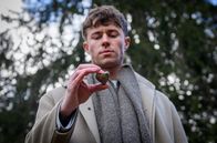 Sturm der Liebe – Philipp (Robin Schick) holt wehmütig den Stein in Herzform zurück, den er Ana mal geschenkt hat.