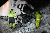 Ice Road Rescue - Extremrettung in Norwegen – Der Lkw transportierte 20 Tonnen Lachs, als er von der Straße abkam. Der Fahrer hatte Pech und prallte gegen einen Kanal mit einem Betontunnel, wodurch die Fahrerkabine des Lkws vollständig zerstört wurde. (National Geographic)