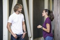 Navy CIS: L.A. – Als Kensi (Daniela Ruah, r.) und Deeks (Eric Christian Olsen, l.) einer Motorradreifenspur in einer Lagerhalle nachgehen, werden sie von einem der Verdächtigen überrascht ...