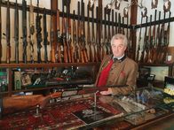 Servus Reportage – Herbert Guggi Senior in seinem Waffengeschäft in Graz