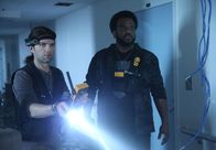 Ghosted – (v.l.n.r.) Max Jennifer (Adam Scott, l.); Leroy Wright (Craig Robinson, r.)