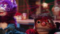 Unser Sandmännchen – Moppi schlägt vor, dass sich MiWau bewegt, um warm zu werden. Dabei zieht sie die Strickfäden durch die gesamte Leckerladen-Küche.