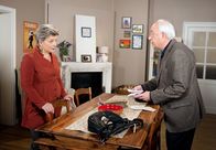 Rote Rosen – ARD ROTE ROSEN FOLGE 1941 Uhr im ERSTEN. Inge (Peggy Lukac, l.) ist verstimmt, weil der gerade zurückgekehrte Udo (Klaus Mikoleit, r.) sich lieber um die Politik kümmert, als um sie.