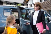 Die Bergretter – Karin Junker (Gisa Zach, r.) kümmert sich trotz der schwierigen Umständen um die kleine Martha (Tamara-Laura Graser, l.).