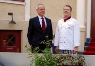 Sturm der Liebe – 10 Uhr im Ersten. Werner (Dirk Galuba, l.) verspricht André (Joachim Lätsch, r.) einen harten Kampf um Charlotte.