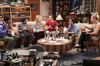 The Big Bang Theory – Zusammen beobachten Raj (Kunal Nayyar, l.), Howard (Simon Helberg, 2.v.l.), Leonard (Johnny Galecki, 2.v.r.) und Penny (Kaley Cuoco, r.) argwöhnisch, wie sich Sheldon (Jim Parsons, 3.v.r.) und seine ehemalige Flamme Dr. Ramona Nowitzki (Riki Lindhome, 3.v.l.) immer näher kommen ...