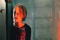 Panic Room – Sarah (Kristen Stewart) wartet an der Tür, während ihre Mutter den Schutzraum verlassen hat, um ihr Mobiltelefon zu holen ...