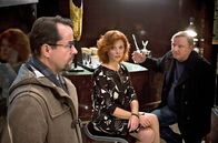 Tatort – Kommissar Frank Thiel (Axel Prahl, rechts) und Prof. Karl-Friedrich Boerne (Jan Josef Liefers, links) befragen die Juwelierin Elisabeth Lange (Heike Trinker, Mitte).