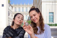 Die Sterntaler des Glücks – Katja Sterner (Alexandra Neldel, r.) ist überglücklich, dass ihre ehemalige Chefin im Museum Melanie Siebertz (Akiko Hitomi, l.) ihren Glückstaler wiedergefunden hat.