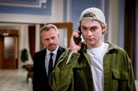 Sturm der Liebe – Erik (Sven Waasner, hinten) staunt nicht schlecht, als er heimlich einen Blick in Caspars (Andreas Hagl, vorne) Personalausweis wirft.