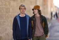 Alex Rider – Alex (Otto Farrant, l.) und Tom (Brenock O'Connor, r.) wagen eine riskante Konfrontation – sie suchen Mrs. Rothman auf.