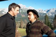 Der Bergdoktor – Arthur Distelmeier (Martin Feifel, r.) macht keinen Hehl daraus, dass er Martin Gruber (Hans Sigl, l.) nicht mag und eine Beziehung zwischen ihm und seiner Tochter nicht zulassen wird.