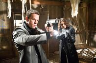Max Payne – Max Payne (Mark Wahlberg), Mona Sax (Mila Kunis)