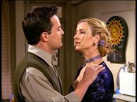 Friends – Phoebe (Lisa Kudrow) will testen, ob Chandler (Matthew Perry) ihren Verführungskünsten erliegt.