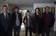 Scorpion – v.r.), Sylvester (Ari Stidham, r.) und Walter verhindern, dass Patienten an Blutverlust oder infiziertem Blut sterben?