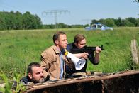 Alles Klara – Ollie Ollenhauer (Christoph Hagen Dittmann, l.), Paul Kleinert (Felix Eitner, M.) und Jonas Wolter (Jan Niklas Berg, r.) müssen Klara aus der Wagenburg der Berghoffs befreien.