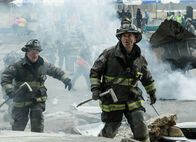 Chicago Fire – Sie müssen nochmals in den Rauch zurück:Christian Stolte als Mouch, David Eigenberg als Christopher Herman (Copyright SRF/NBC Universal)