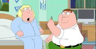 Family Guy – Als sich Lois' Vater das Bein bricht, hat lediglich Chris (l.) Zeit, seinen Opa zu umsorgen. Zum Dank macht Carter ihn zum Alleinerben des Pewterschmidt-Vermögens. Peter (r.) will das natürlich nicht auf sich sitzen lassen und beschließt, Chris in Vermont zu heiraten ...