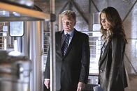 Castle – Dr. Ari Weiss (William Atherton, l.) erklärt Kate Beckett (Stana Katic, l.) die Arbeitsweise der Firma "Passageway" ...